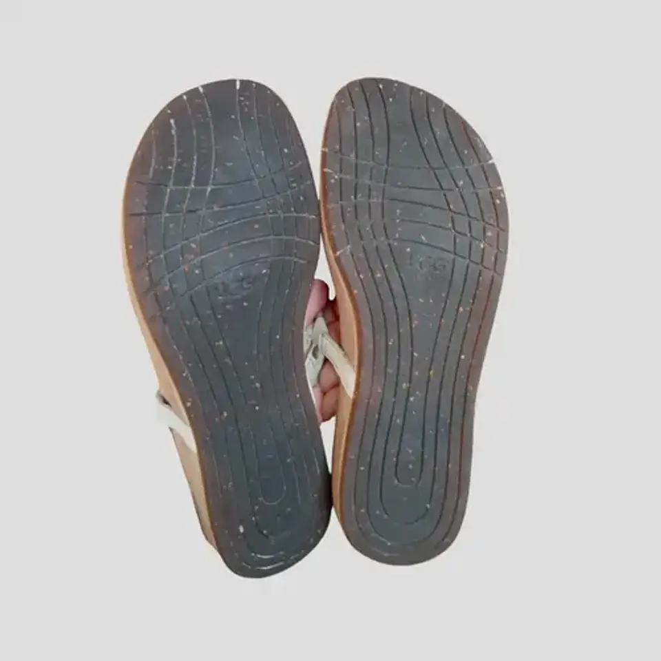 Sandalias Planas Ugg Modelo Ayden Medalla Dorada - Talla 36 8