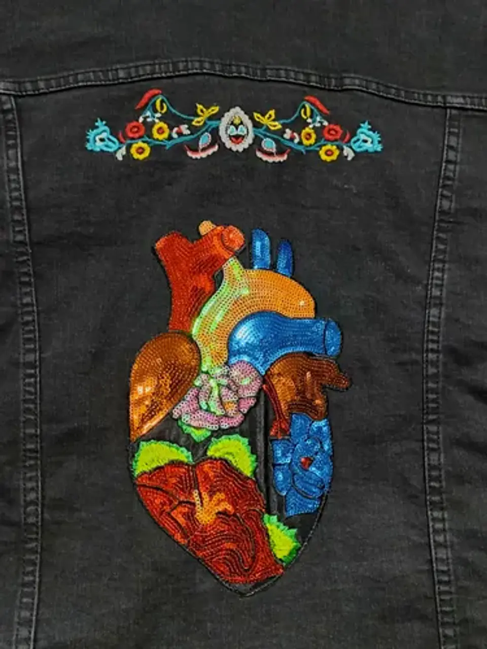 Chaqueta Mezclilla Curvi Negra Con Bordados Y Lentejuelas 8