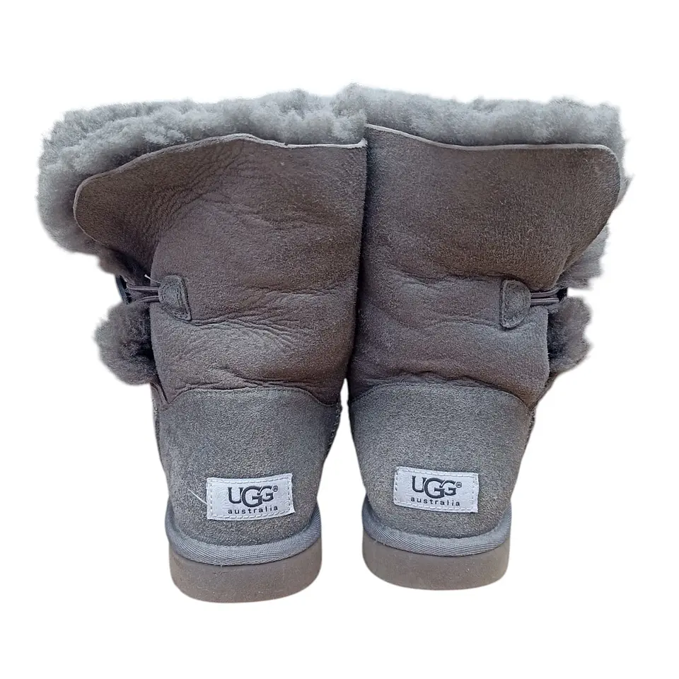 Bota UGG Bailey Button Gris Sheepskin - Talla 38 7