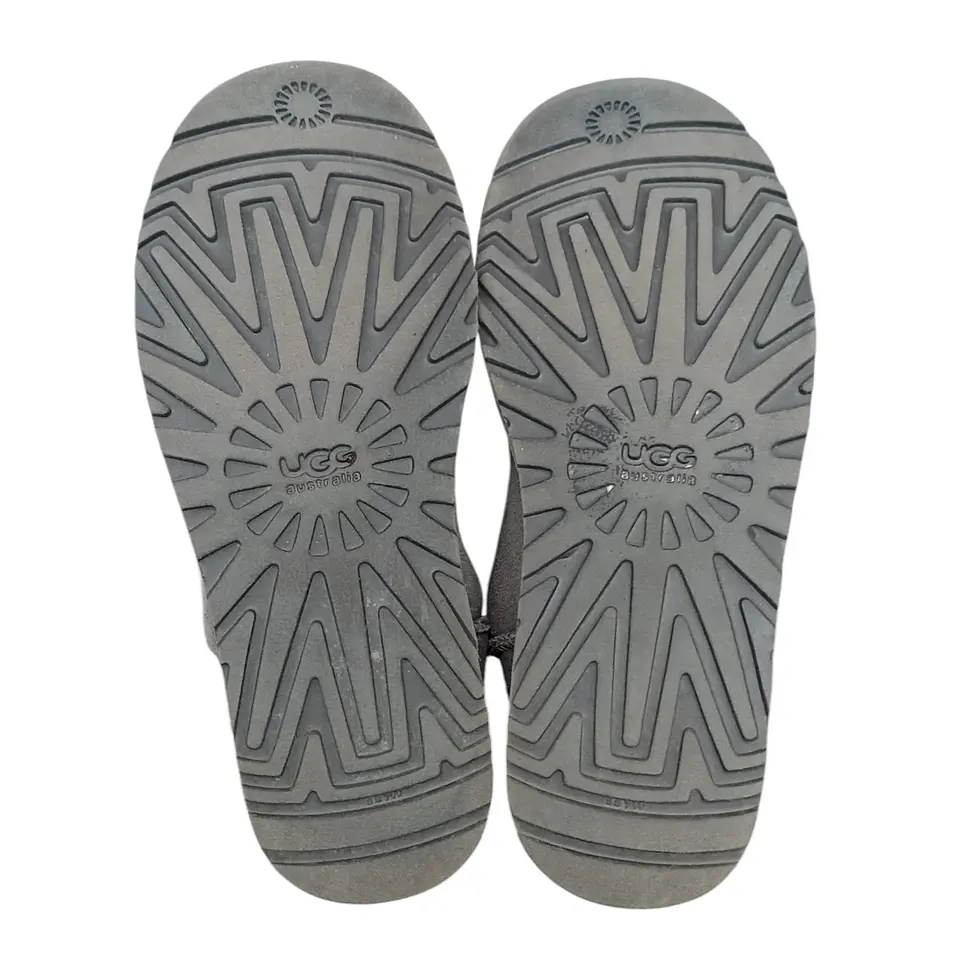 Bota UGG Bailey Button Gris Sheepskin - Talla 38 11