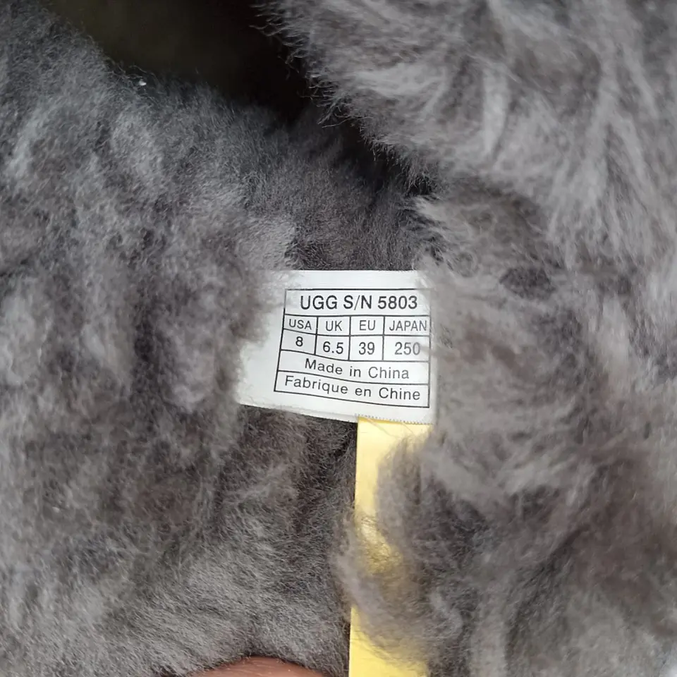 Bota UGG Bailey Button Gris Sheepskin - Talla 38 9