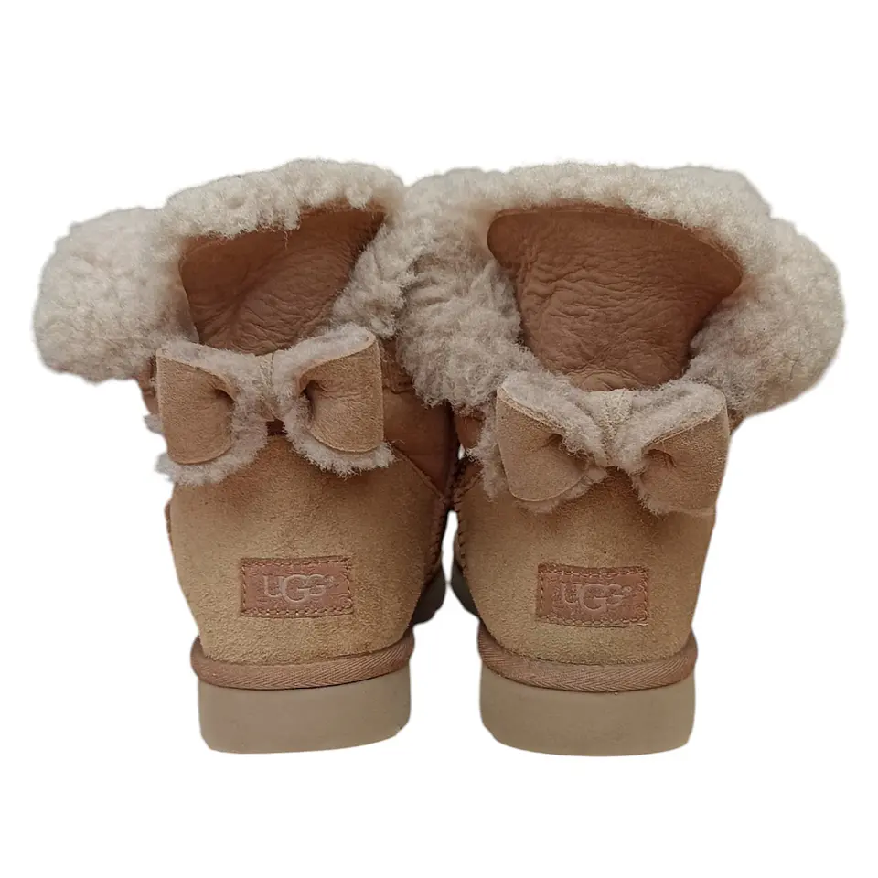 Bota UGG Modelo Naveah - Talla 39 6