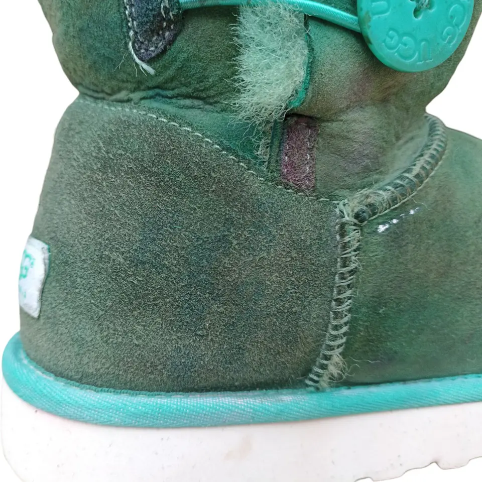 Bota UGG Mini Bailey Button Sheepskin Verde- Talla 40  9