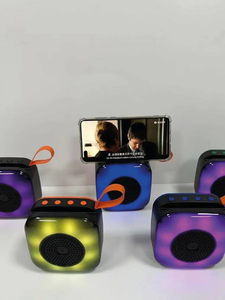 Mini Parlante Bluetooth X-16 Portátil con Luces RGB y Batería Recargable 4