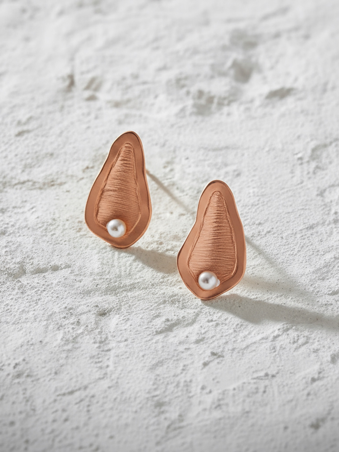 Brinco de concha assimétrica em prata 925 com acabamento matte e banho de ouro rosé 18k 2