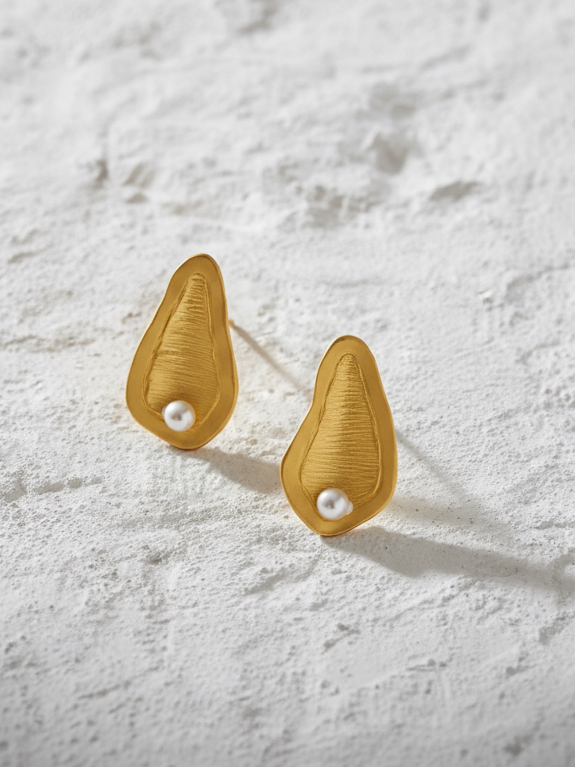 Brinco de concha de prata 925 e banho de ouro 18k 2