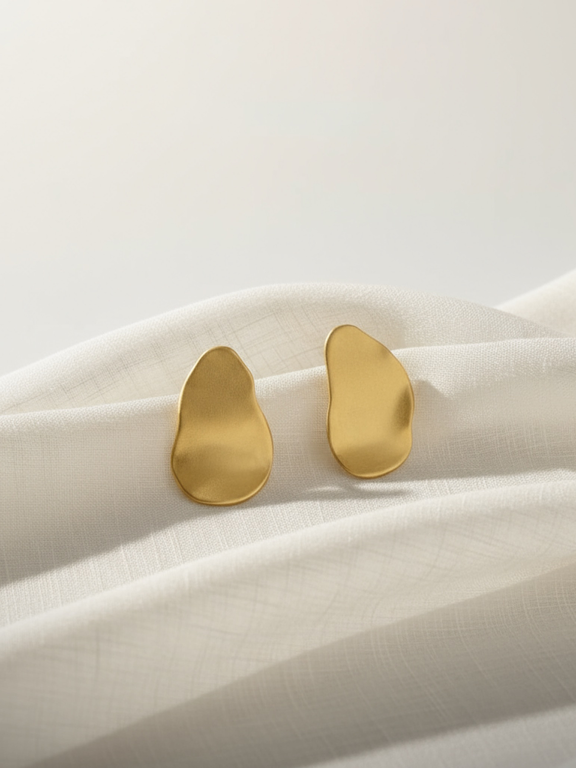 Brinco orgânico de prata com banho de ouro 18k 3