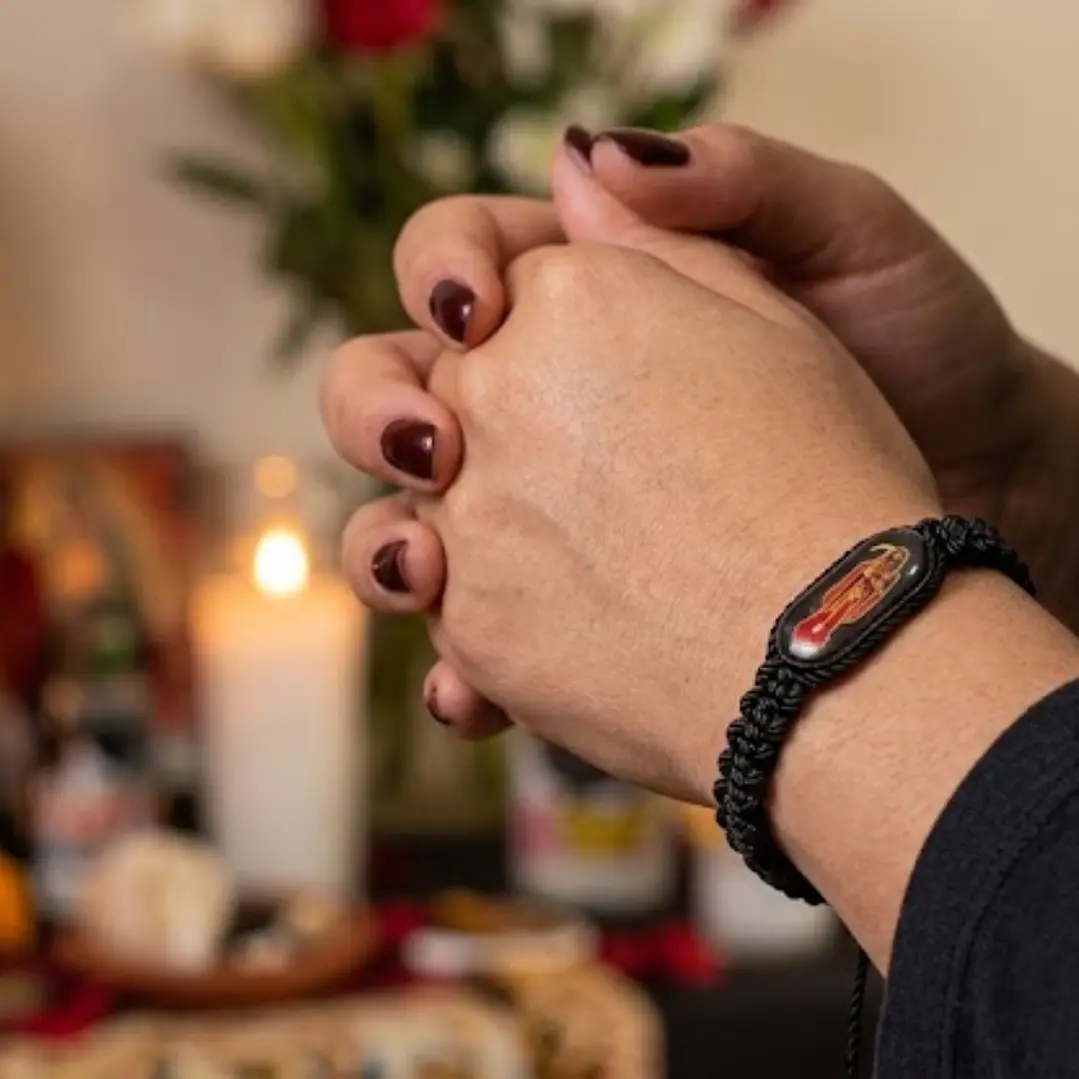 Pulsera Hilo Negro de Santa Muerte – Hecha a Mano | Accesorio Espiritual 2