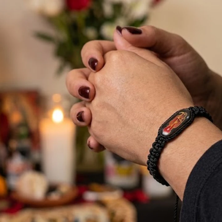 Pulsera Hilo Negro de Santa Muerte – Hecha a Mano | Accesorio Espiritual 2