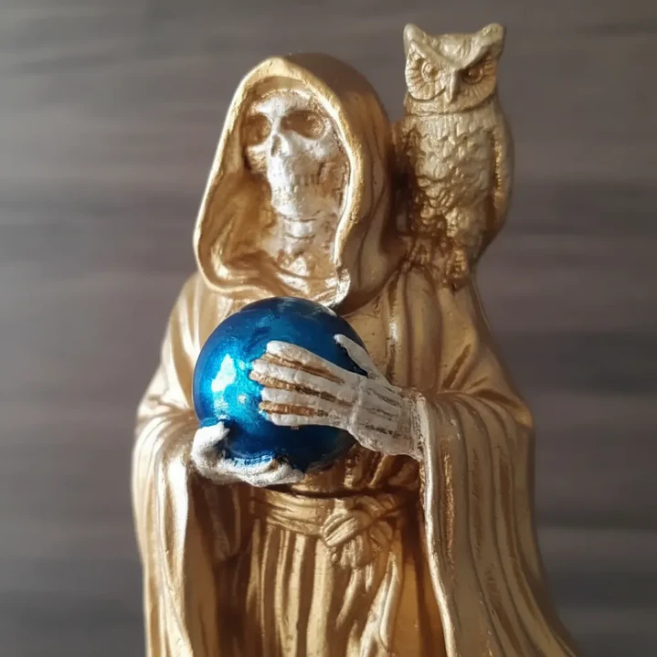Santa Muerte Dorada con Búho 15 cm – Figura Decorativa Espiritual 4