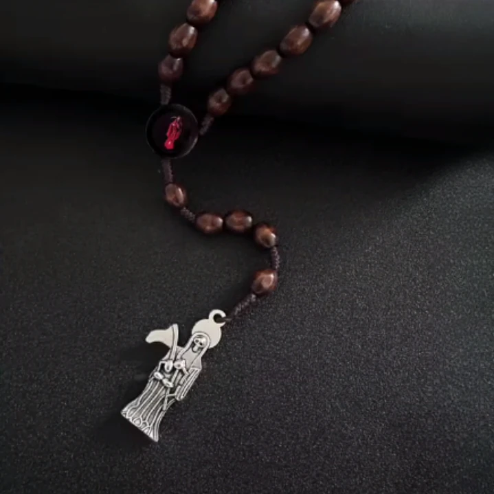 Rosario / Collar de la Santa Muerte en Madera y Dije Metálico 4