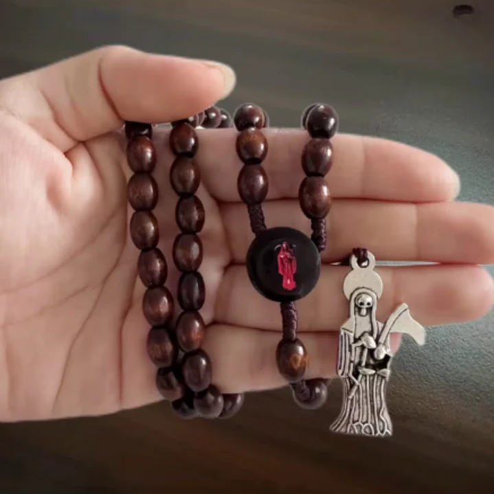 Rosario / Collar de la Santa Muerte en Madera y Dije Metálico 5