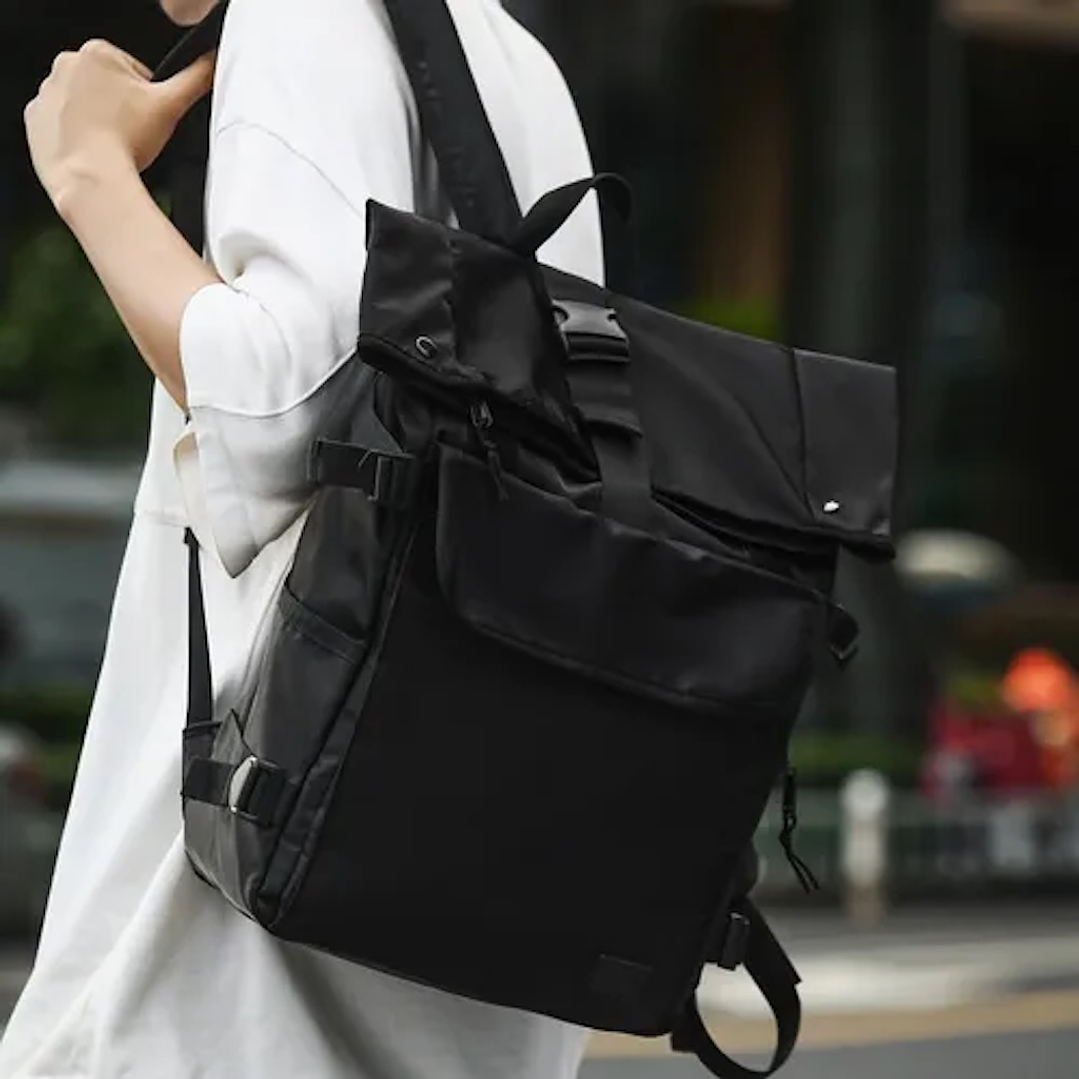 Mochila Urbana Negra Porta Notebook Hebilla Unisex 3