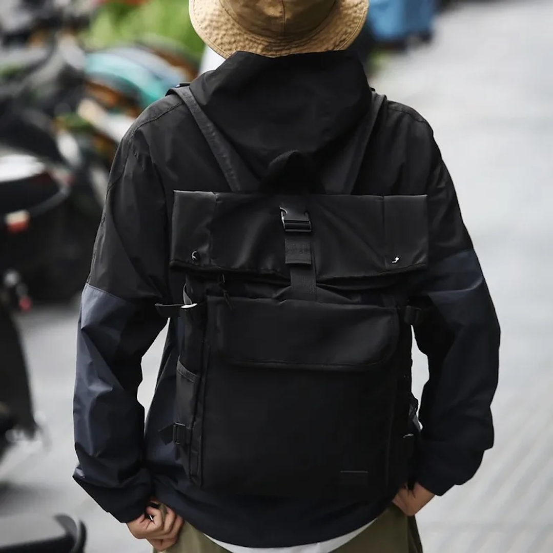 Mochila Urbana Negra Porta Notebook Hebilla Unisex 11