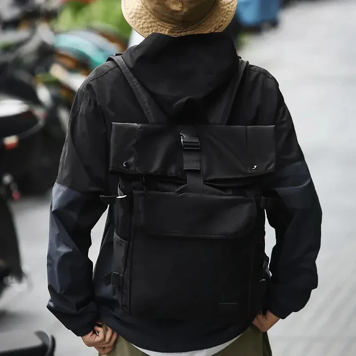 Mochila Urbana Negra Porta Notebook Hebilla Unisex 5