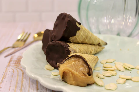 Conito Keto relleno de manjar y baño interior de Chocolate.