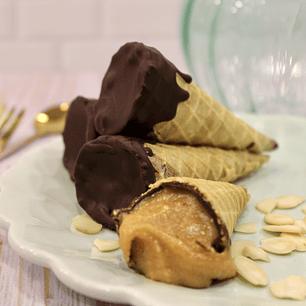 Conito Keto relleno de manjar y baño interior de Chocolate.