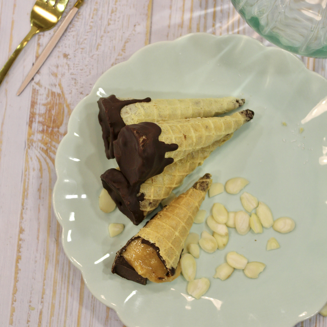 Conito Keto relleno de manjar y baño interior de Chocolate. 2