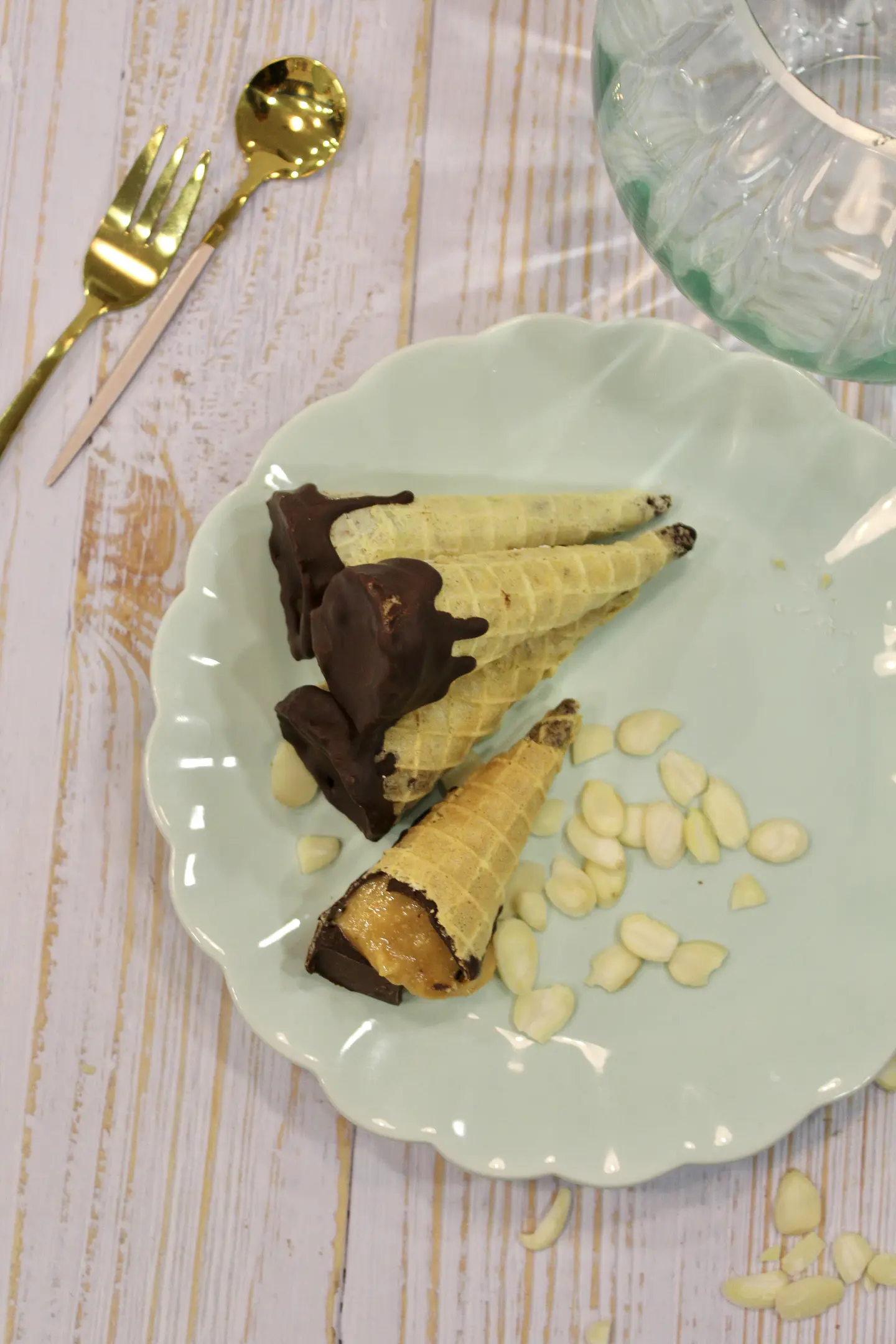 Conito Keto relleno de manjar y baño interior de Chocolate. 2