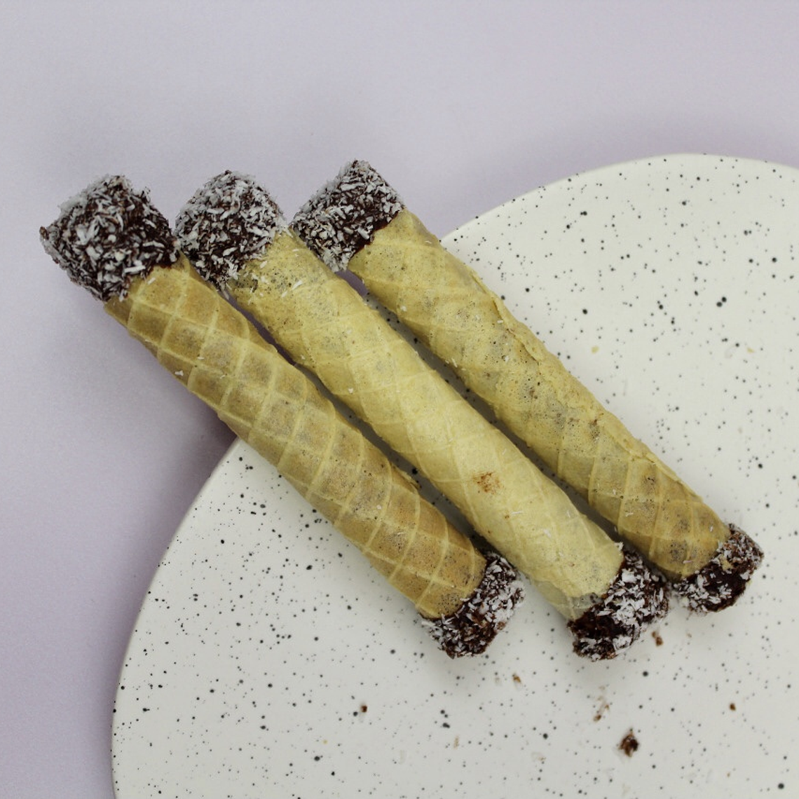 Keto Barquillos rellenos de trufa y bañados con chocolate + coco rallado (3u.) 1