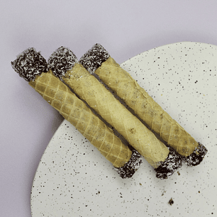 Keto Barquillos rellenos de trufa y bañados con chocolate + coco rallado (3u.)