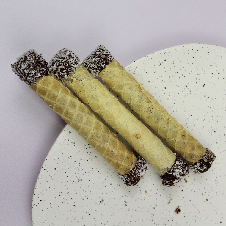 Keto Barquillos rellenos de trufa y bañados con chocolate + coco rallado (3u.) 1