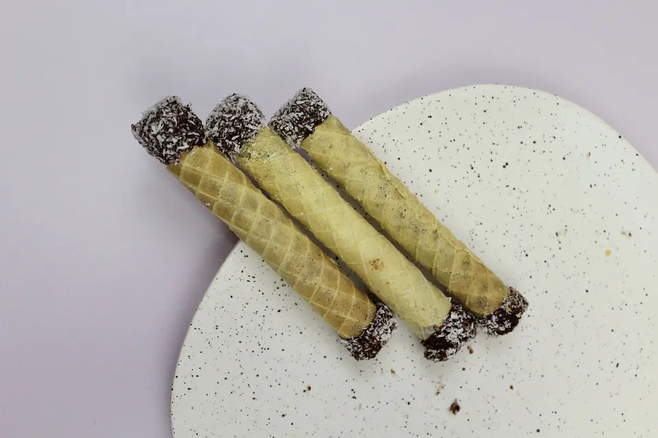 Keto Barquillos rellenos de trufa y bañados con chocolate + coco rallado (3u.) 1