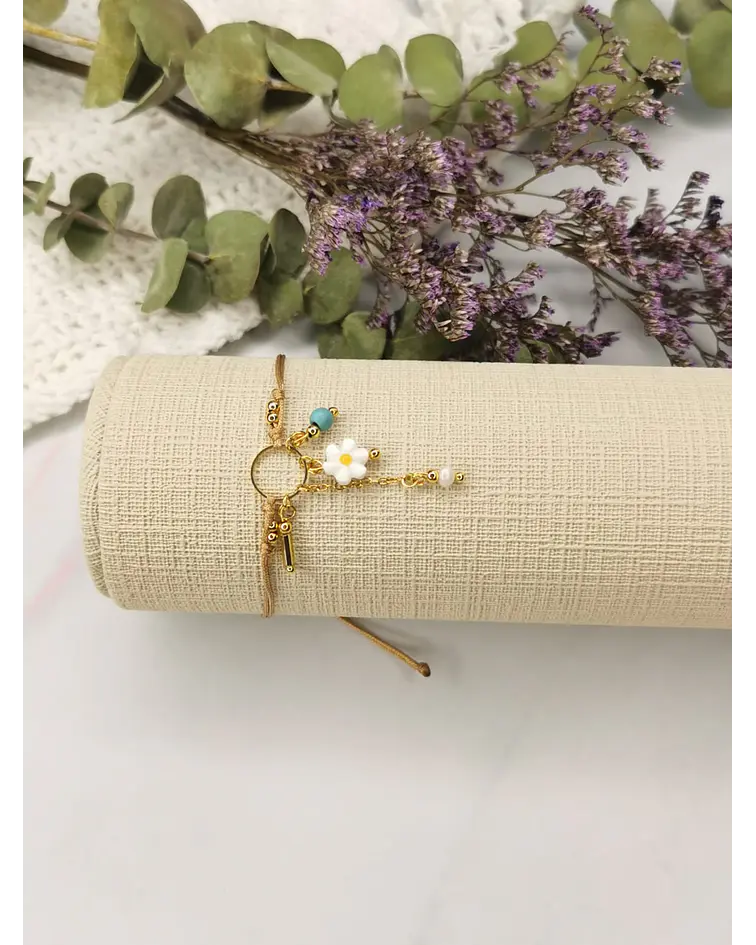 Pulsera de hilo con margarita
