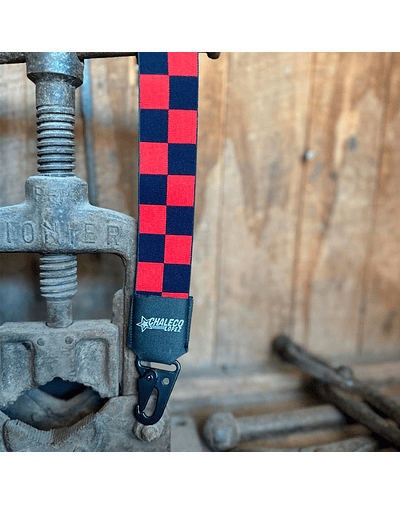 LANYARD CORTO BANDERA CUADROS ROJO/NEGRO