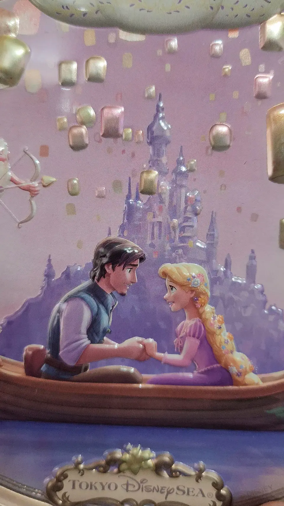 Caja metálica con dulces de Rapunzel. Producto exclusivo Disney Parks Japón  2