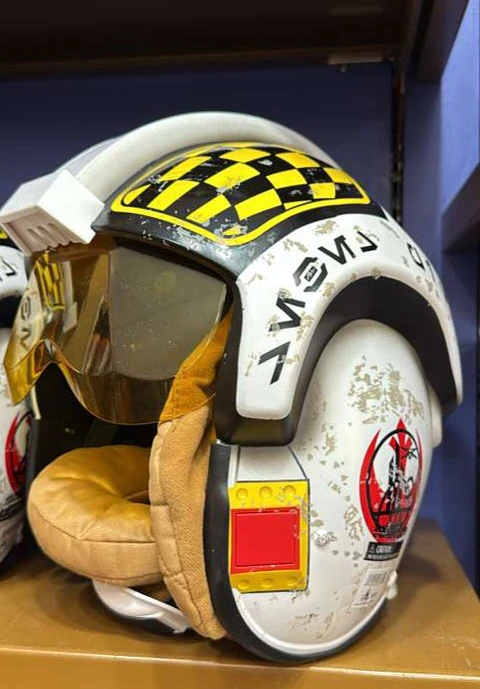 Casco Star Wars rebeldes. Disney Parks 