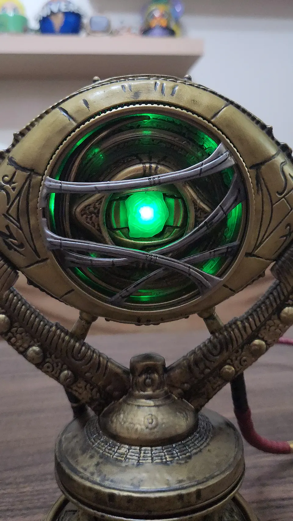 Replica ojo de agamotto, gema del tiempo, Marvel. Disney parks 1