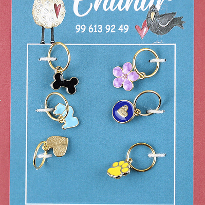 Marcadores de punto de perrito y flor lila