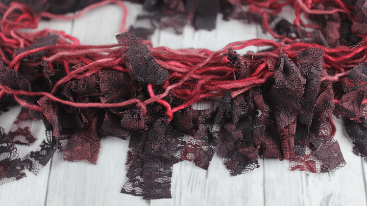 Mechitas largas de encaje Guinda 2