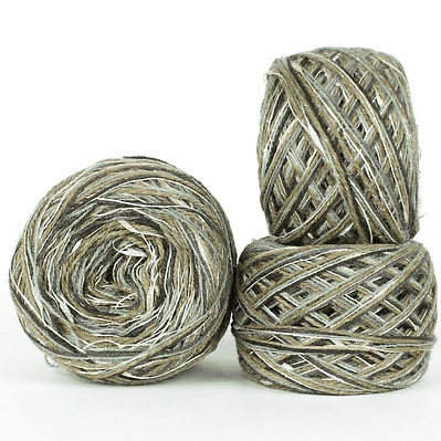 Set de Cakes Sureña: Hilados de Lujo en Verde Musgo y Destellos Metálicos