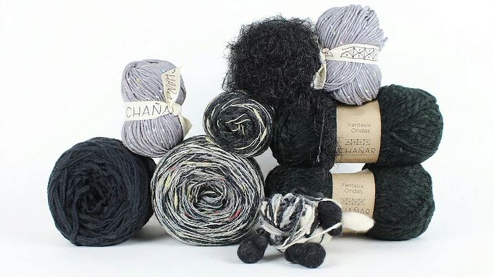 Kit de Tejido La Cajita Vintage: Texturas Premium en Negro y Grises (600g) 1