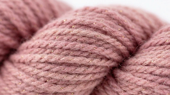 Lana Natural con Lúrex Oro: Morado Intenso (Corriedale) 2