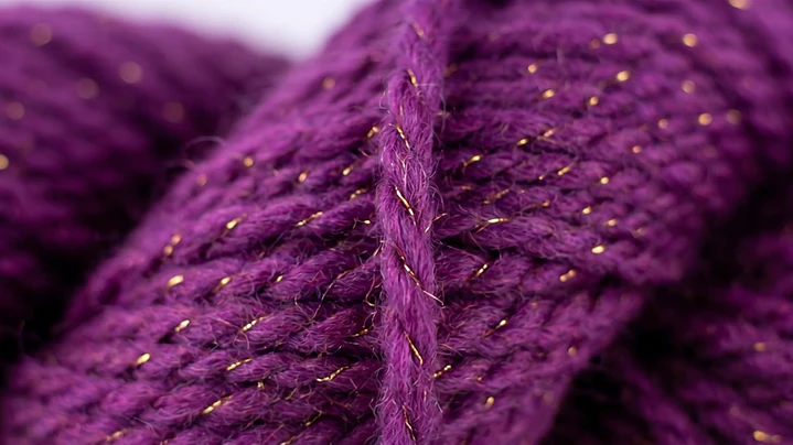 Lana Natural con Lúrex Oro: Guinda (Corriedale) 2