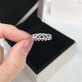 Anillo Cinta de corazones asimétricos