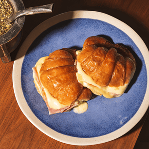 Medialunas Rellenas de Jamon y Queso Artesanales | Listas para Comer