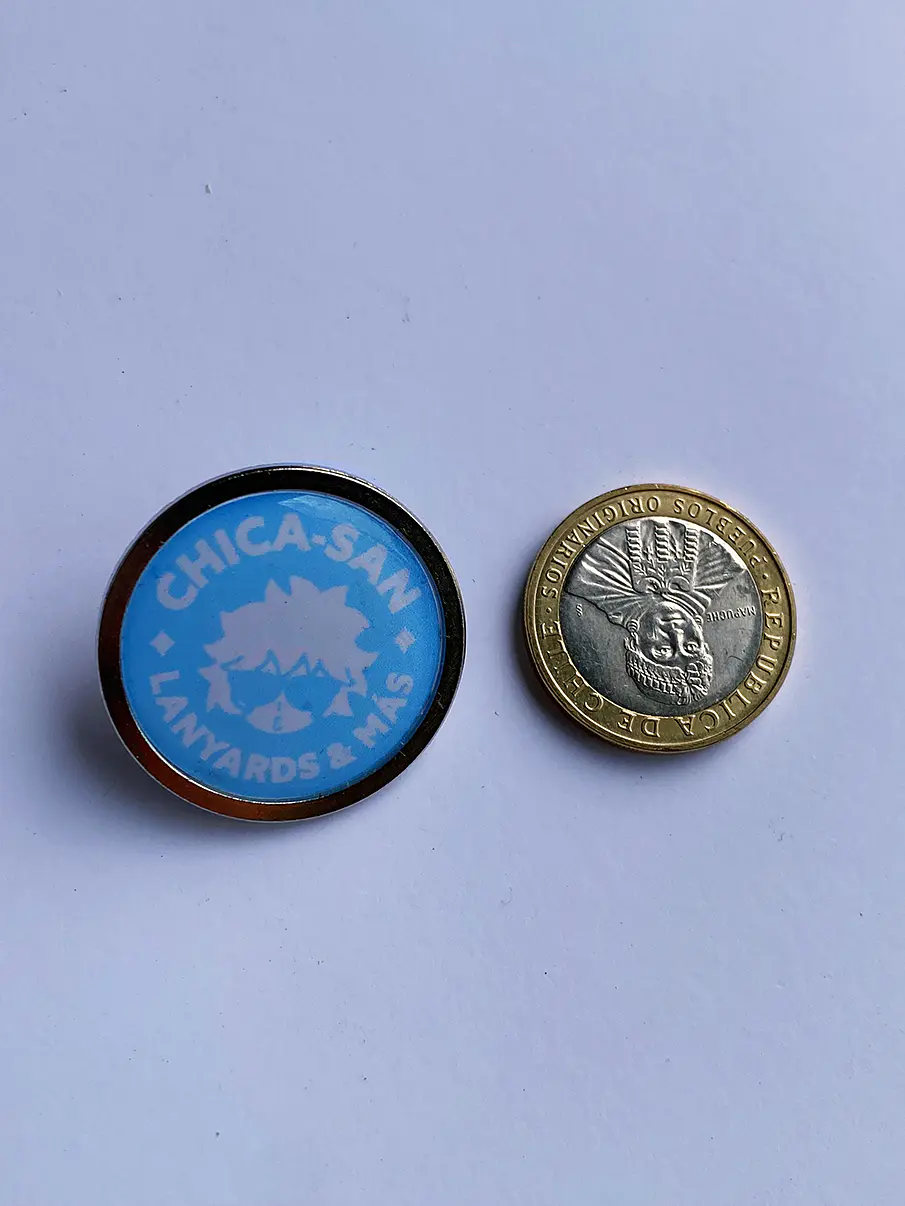 Pin REDONDO CON DOMO DE RESINA personalizados 11