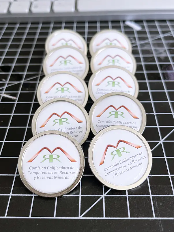 Pin REDONDO CON DOMO DE RESINA personalizados 6