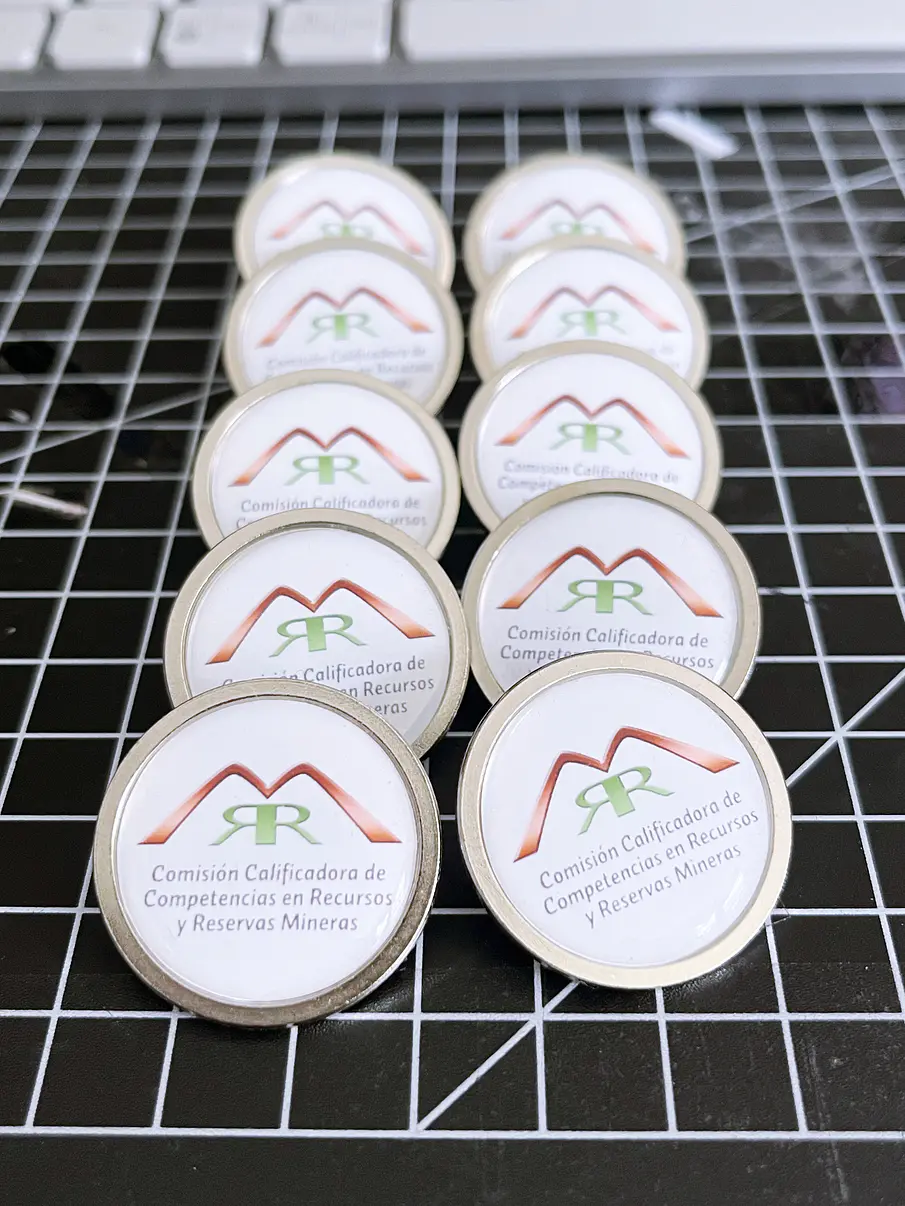 Pin REDONDO CON DOMO DE RESINA personalizados 6