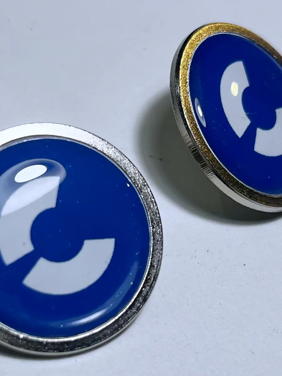 Pin REDONDO CON DOMO DE RESINA personalizados 9