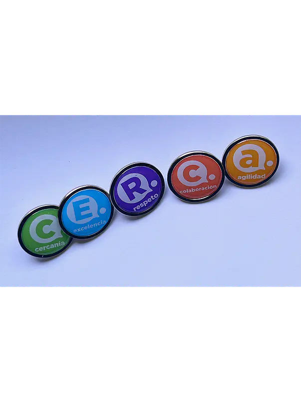 Pin REDONDO CON DOMO DE RESINA personalizados 8