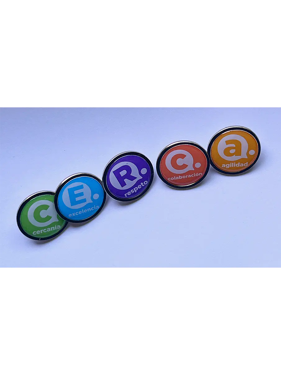 Pin REDONDO CON DOMO DE RESINA personalizados 8
