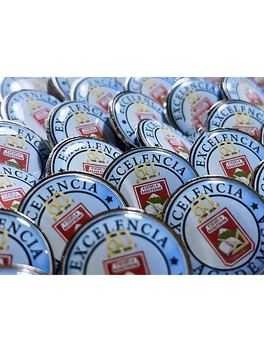 Pin REDONDO CON DOMO DE RESINA personalizados 1