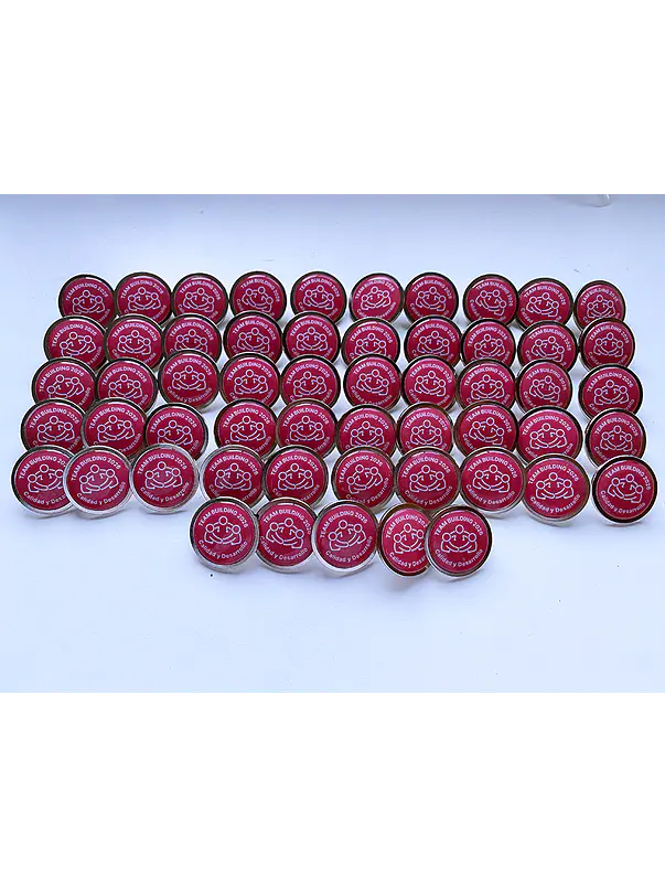 Pin REDONDO CON DOMO DE RESINA personalizados 3