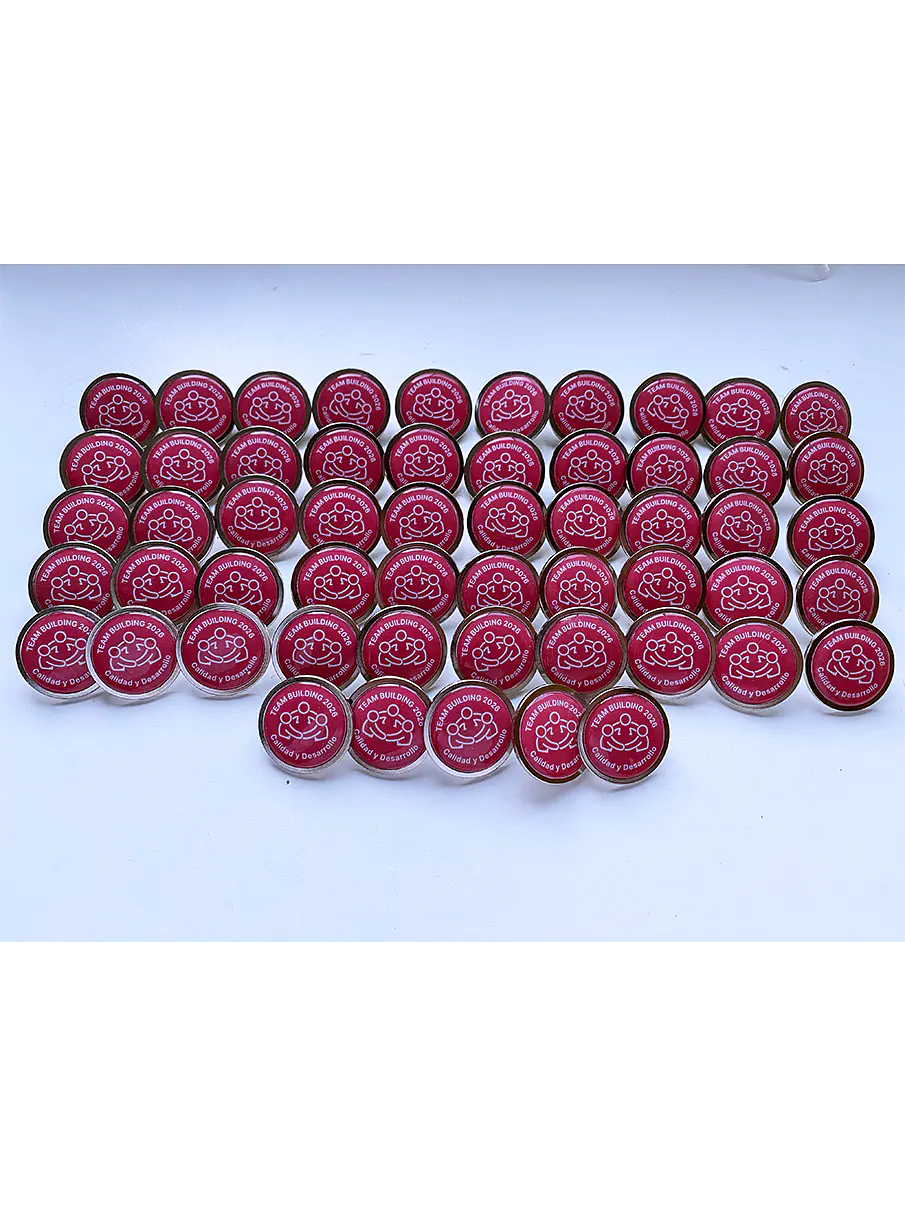 Pin REDONDO CON DOMO DE RESINA personalizados 3