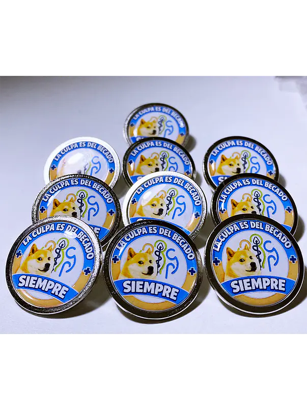 Pin REDONDO CON DOMO DE RESINA personalizados 5